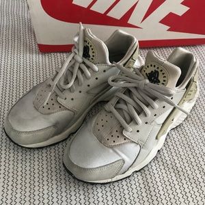 Nike women’s Huarache Air